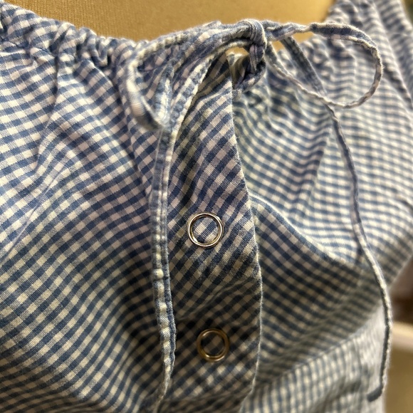 Sleeveless snap up top with tie closure - Picture 2 of 4